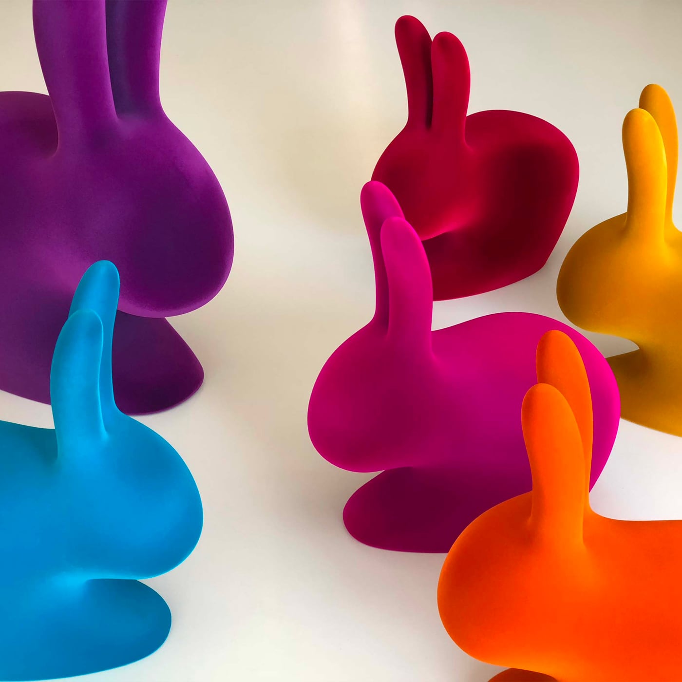 Qeeboo Rabbit Velvet Sedia Baby in polietilene