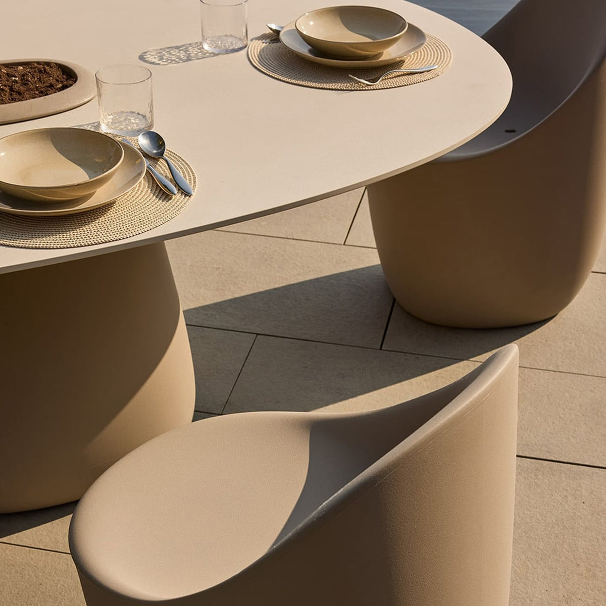 Qeeboo Cobble Tavolo ovale in HPL con secchiello