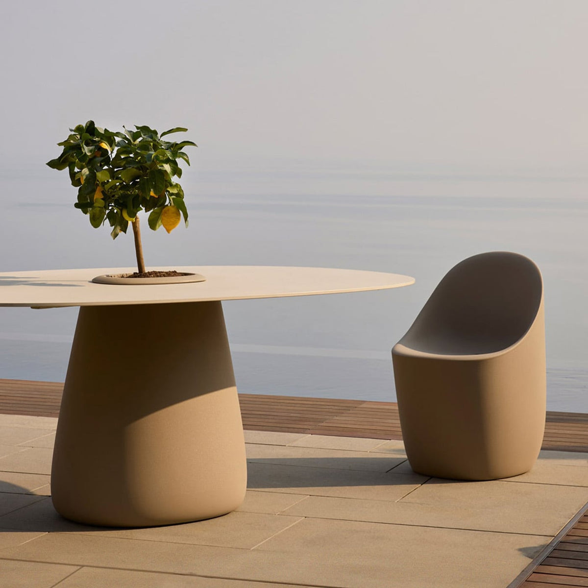 Qeeboo Cobble Tavolo ovale in HPL con secchiello